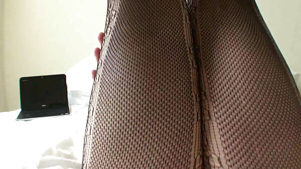 பெரிய மார்பகங்களைக் கொண்ட கொடூரமான செம்மல் தன் காதலனை அவளது சேவல் வழிபட வைக்கிறது